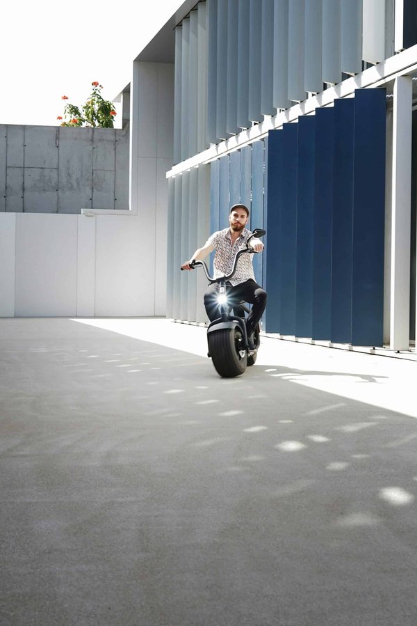 Comment installer un système d'éclairage LED sur une moto vintage pour un look moderne et une meilleure visibilité ?